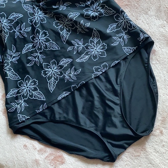 Your Best Look Swimsuit - Picture 4 of 9